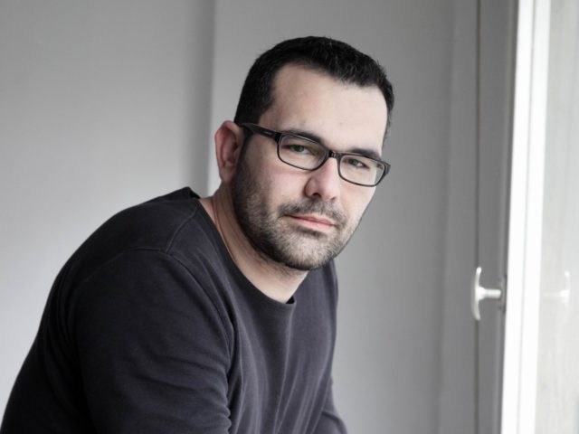 Ο Μιχάλης Γελασάκης έγραψε ένα από τα πιο σημαντικά βιβλία των τελευταίων ετών και είναι για τη ζωή του Νίκου Καββαδία