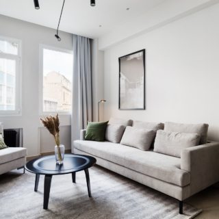 Μέσα σε δύο σύγχρονα διαμερίσματα στην Πλάκα