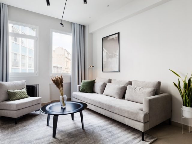 Μέσα σε δύο σύγχρονα διαμερίσματα στην Πλάκα