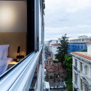 Δύο διαμερίσματα πάνω στην οδό Ερμού