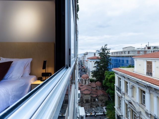 Δύο διαμερίσματα πάνω στην οδό Ερμού