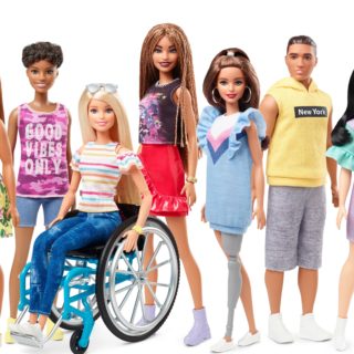 Η Barbie για πρώτη φορά σε αναπηρικό αμαξίδιο
