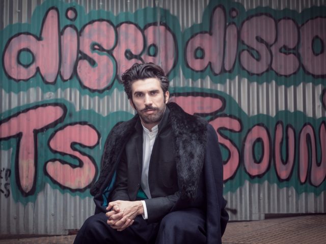 Θεμιστοκλής Καρποδίνης: «Το ρεμπέτικο το τραγουδάνε ακόμα γιατί κρύβει ένα τσαμπουκά μέσα του»