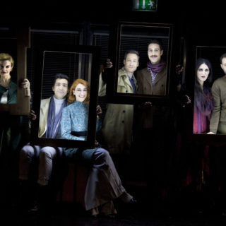 Η σύγχρονη μετανάστευση των νέων σε μιούζικαλ; Γίνεται; Γίνεται.