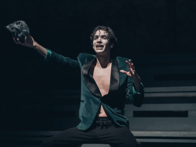 Λεόντιος και Λένα: Ένα έργο του 19ου αιώνα σε μια παράσταση που εμπνέεται μέχρι και από τον Μικ Τζάγκερ