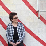 Το “Eror” εμπνέεται από τους τοίχους της Αθήνας και δημιουργεί στα πλήκτρα του πιάνου