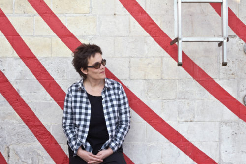 Το “Eror” εμπνέεται από τους τοίχους της Αθήνας και δημιουργεί στα πλήκτρα του πιάνου