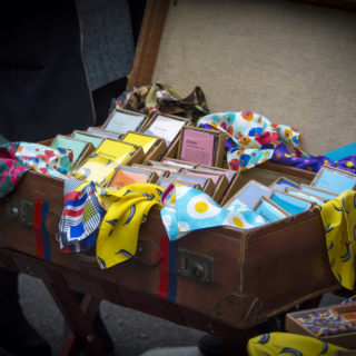 Το Epicloth βάζει έργα νέων καλλιτεχνών απ' όλο τον κόσμο πάνω σε μετάξι Σουφλίου και ξεκίνησε με μια βαλίτσα στο Portobello Road Market