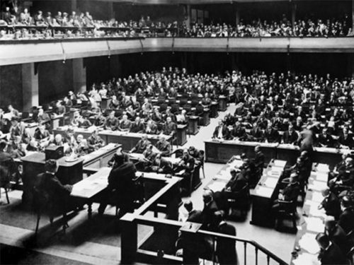 Στις 25 Φεβρουαρίου του 1919 κηρύσσεται με λαμπρότητα η έναρξη των εργασιών λειτουργίας της Κοινωνίας των Εθνών