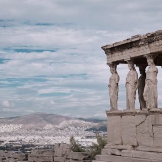 Ανάμεσα σε δύο Ελλάδες