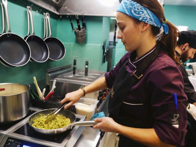 Η Άλεξ Βασιλάτου μαγειρεύει μπροστά μας τα δικά της πεντανόστιμα χειροποίητα μακαρόνια