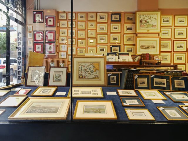 Ανάμεσα στα μπαρ της οδού Κολοκοτρώνη ένα μαγαζί επιμένει να συλλέγει γκραβούρες