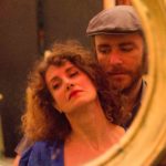 Στην παράσταση «Η Πρώτη Φλέβα» ένας ναυτικός και μια πόρνη αφηγούνται ιστορίες από τις ζωές τους