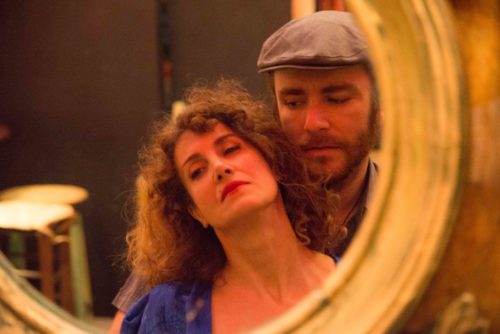 Στην παράσταση «Η Πρώτη Φλέβα» ένας ναυτικός και μια πόρνη αφηγούνται ιστορίες από τις ζωές τους