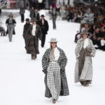 Χιόνια, δάκρυα και συγκίνηση στην παρουσίαση της Chanel με την τελευταία λευκή κολεξιόν του Λάγκερφελντ
