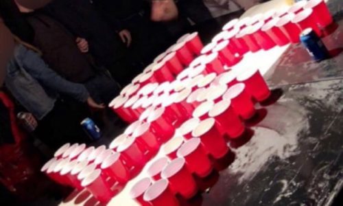 ΗΠΑ: Μαθητές λυκείου χαιρετούν ναζιστικά πλάι σε σβάστικα φτιαγμένη από πλαστικά ποτήρια