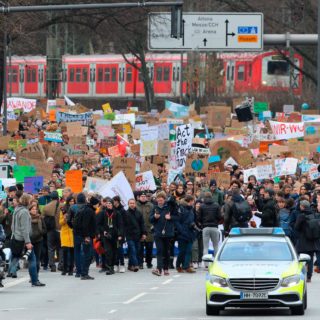 «Το 2050 εσείς θα έχετε πεθάνει, εμείς όχι»: Η παγκόσμια νεολαία διαδηλώνει για το κλίμα
