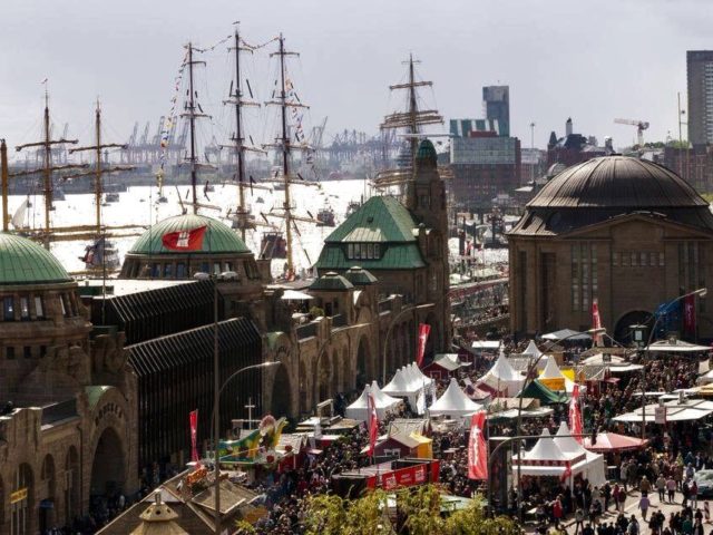 Ο στεφανωτής και τα ιπτάμενα δώρα