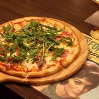 Forget Domani: Φρανκ Σινάτρα, λεπτή τραγανή ζύμη και πειραγμένα κοκτειλ για να «ξεχάσετε το αύριο» στα Άνω Πετράλωνα