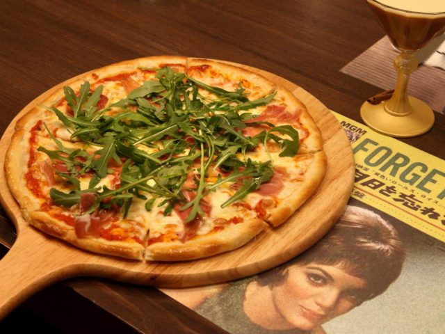 Forget Domani: Φρανκ Σινάτρα, λεπτή τραγανή ζύμη και πειραγμένα κοκτειλ για να «ξεχάσετε το αύριο» στα Άνω Πετράλωνα