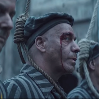 Σάλος για βίντεο των Rammstein που παραπέμπει στα στρατόπεδα συγκέντρωσης [BINTEO]