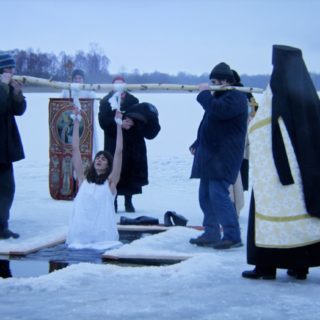 Η Κάτια Γκουλιώνη βυθισμένη στο παγωμένο -αλλά υπέροχο- ποτάμι της υποκριτικής.