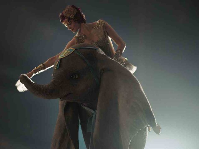 H άβολη στιγμή που η «Στιγμιαία Οικογένεια», μια οικογενειακή κωμωδία με τον Μαρκ Γουόλμπεργκ, συγκινεί περισσότερο από το «Ντάμπο» του Τιμ Μπάρτον