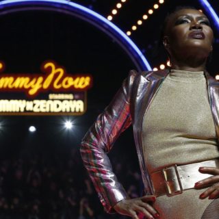 Εντυπωσίασε η 70χρονη Grace Jones στην επίδειξη μόδας του Tommy Hilfiger [ΒΙΝΤΕΟ]