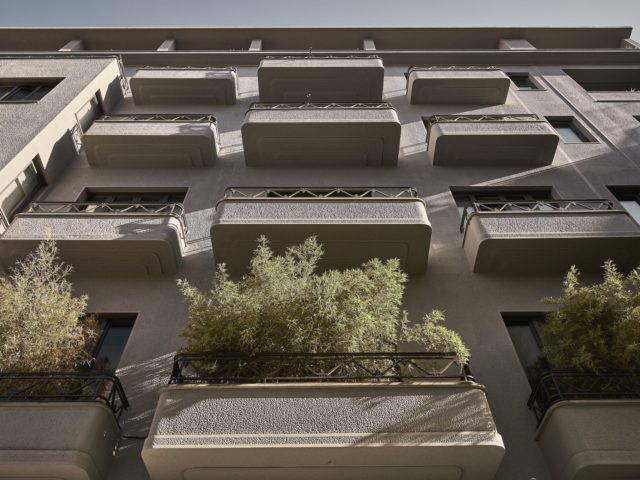 Ένα κτίριο του ’30 στο κέντρο της Αθήνας μετατράπηκε σε εντυπωσιακό ξενοδοχείο εμπνευσμένο από το παρελθόν και το παρόν της πόλης