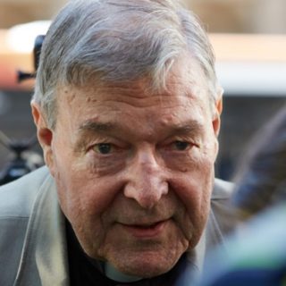 Ποινή κάθειρξης 6 ετών για παιδεραστία στον καρδινάλιο Τζορτζ Πελ