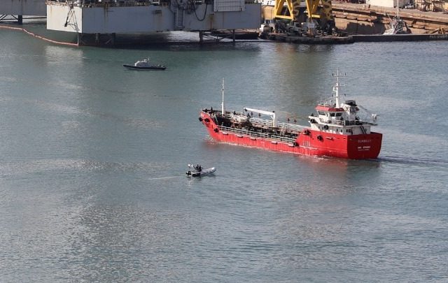 Στη Βαλέτα έφτασε το δεξαμενόπλοιο που είχαν καταλάβει μετανάστες