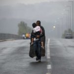 Η ιστορία του «πατέρα σούπερμαν» πίσω από την εμβληματική φωτογραφία του Γιάννη Μπεχράκη