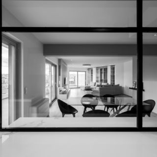 Σε έναν διαμέρισμα του ’70 στον Πειραιά που ανανεώθηκε ριζικά θα βλέπετε συνέχεια τα ίδια έπιπλα. Υπάρχει λόγος