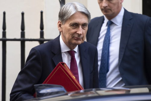 Το Brexit σκιάζει τις προοπτικές της Βρετανίας και περιορίζει τις επενδύσεις