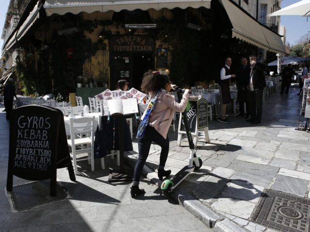 Πώς τα ηλεκτρικά πατίνια αναστάτωσαν δύο ελληνικές πόλεις