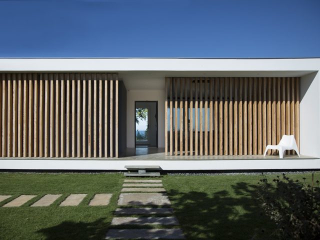 Μια εξοχική κατοικία στη Θεσσαλονίκη ξεκουράζει τους κατοίκους της με την απλότητα της φόρμας της