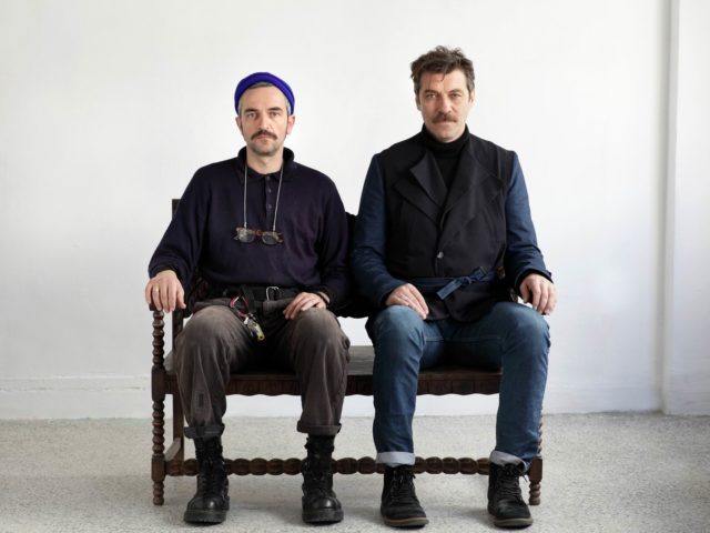 The Waiter: Ένα νουάρ ανάμεσα στον forever «άβολο» Άρη Σερβετάλη και στο μάτι του Γιάννη Στάνκογλου που μόνιμα γυαλίζει…