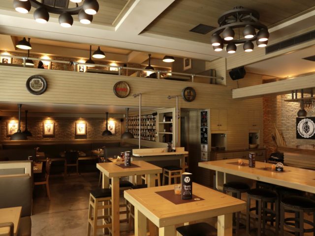 Στο Bock θα βρείτε 70 ετικέτες μπύρας από όλο τον κόσμο σε ένα κτίριο του Μεσοπολέμου