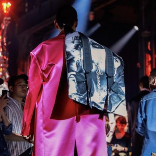 H νέα συλλογή Eastpak x Raf Simons εμπνέεται από τα ατίθασα νιάτα της πανκ κουλτούρας