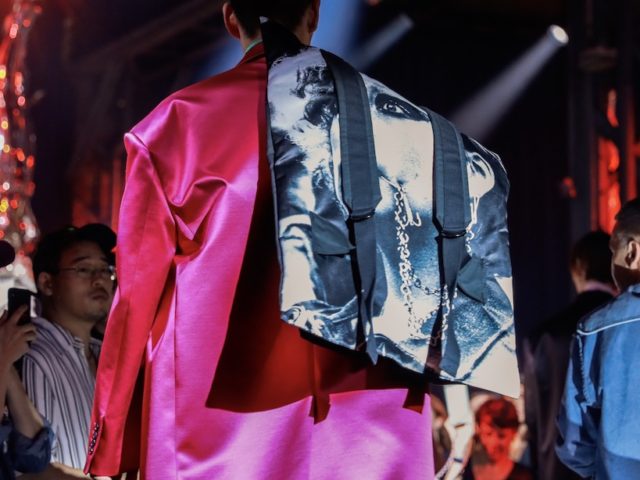 H νέα συλλογή Eastpak x Raf Simons εμπνέεται από τα ατίθασα νιάτα της πανκ κουλτούρας