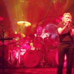 O Roger Waters συναντά τον Nick Mason στη σκηνή σε ένα μίνι reunion των Pink Floyd