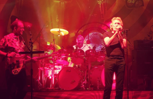 O Roger Waters συναντά τον Nick Mason στη σκηνή σε ένα μίνι reunion των Pink Floyd