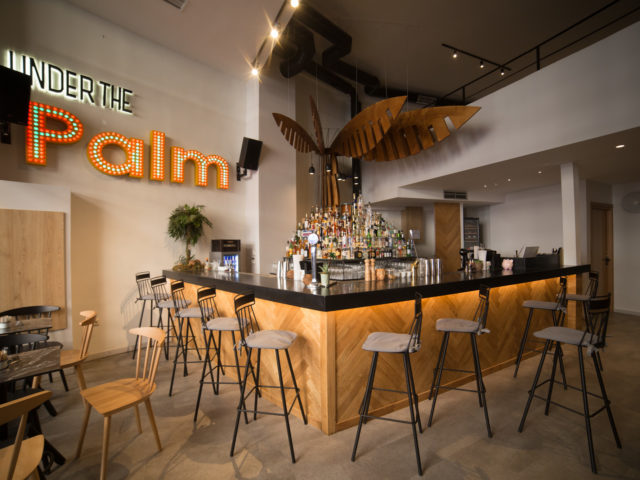 Με το Under the Palm θα κάνει όλο τον χρόνο καλοκαίρι στην Πραξιτέλους