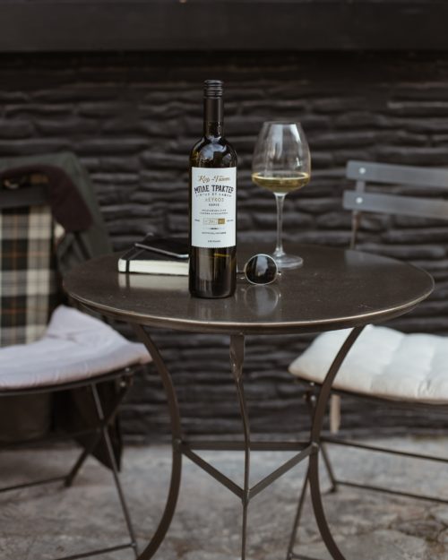 Το Κτήμα Κυρ-Γιάννη κυκλοφόρησε το λευκό  “Μπλε Τρακτέρ” με ένα ιδιαίτερο χαρμάνι