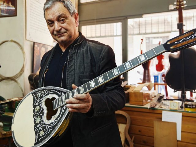 95 χρόνια τώρα, από το Λιμάνι του Πειραιά στις Λεωφόρους της Νέας Υόρκης, καλό μπουζούκι σημαίνει Τσακιριάν