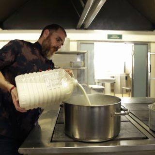 Στην κουζίνα του Τζανείου ο Ιάκωβος Απέργης δίνει έναν αγώνα για τους ασθενείς