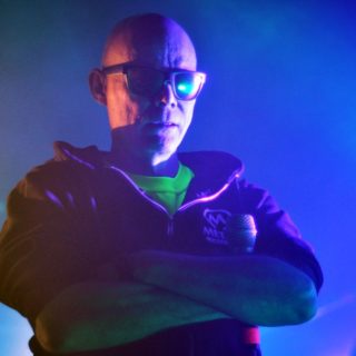 Ο Άντριου Έλντριτς των Sisters Of Mercy μαινόμενος πριν από μία δεκαετία στην Αθήνα