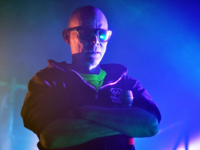 Ο Άντριου Έλντριτς των Sisters Of Mercy μαινόμενος πριν από μία δεκαετία στην Αθήνα