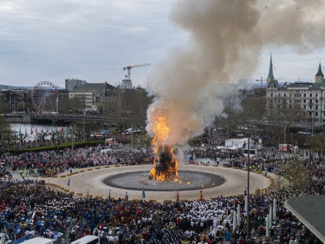 Το κάψιμο του Boeoegg σηματοδοτεί το τέλος του χειμώνα στην Ελβετία
