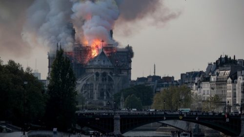 Παναγία των Παρισίων: Γκάφα του youtube. Συνέδεσε την επίθεση με την επίθεση στους Δίδυμους Πύργους